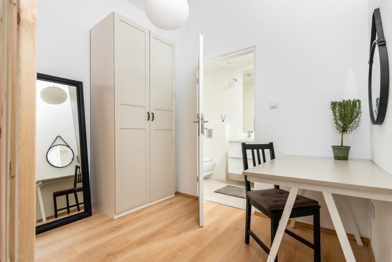 Modern Centrally Located Apartments - By Upstairs Krakow Exterior photo